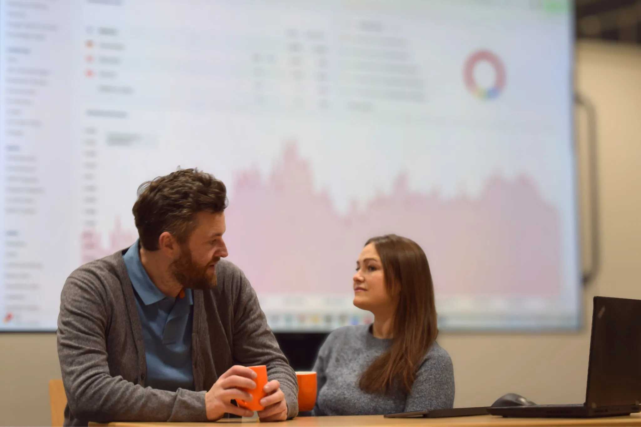 Google Ads Agentur Team bei der Analyse von Google Ads Daten zur Steigerung der Kampagneneffizienz.