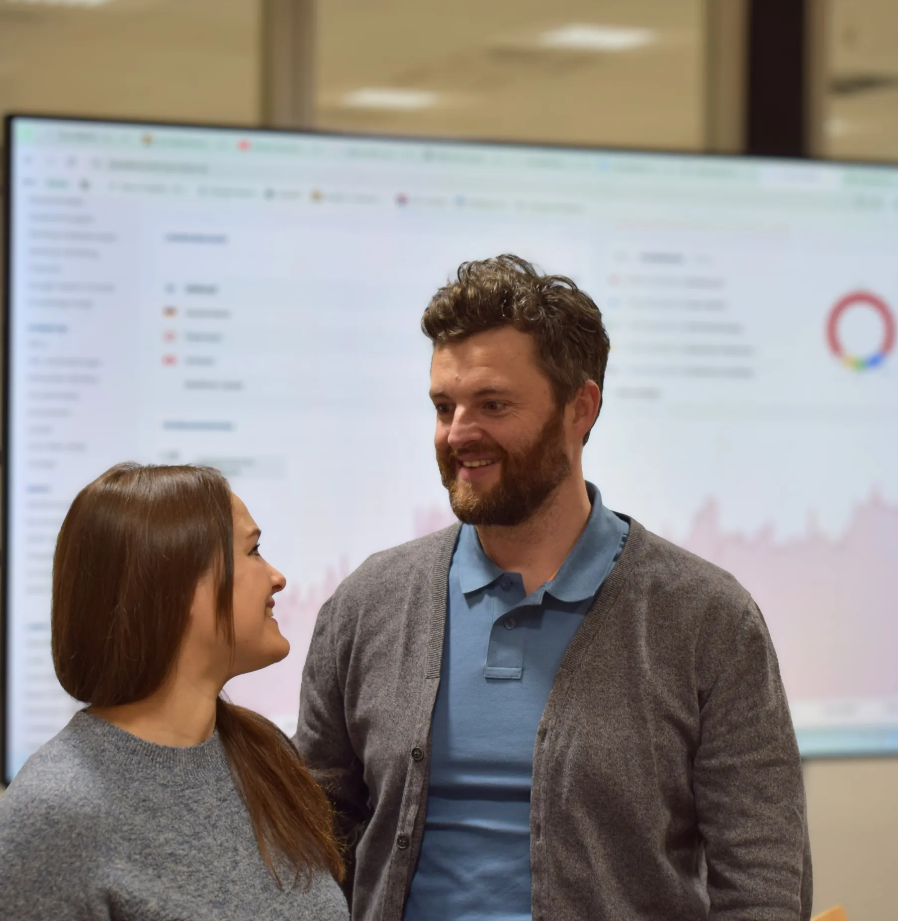 Strategische Beratung zum Webdesign für Unternehmen: Team der Agentur Seovidi analysieren SEO-Daten für eine neue Website-Struktur.