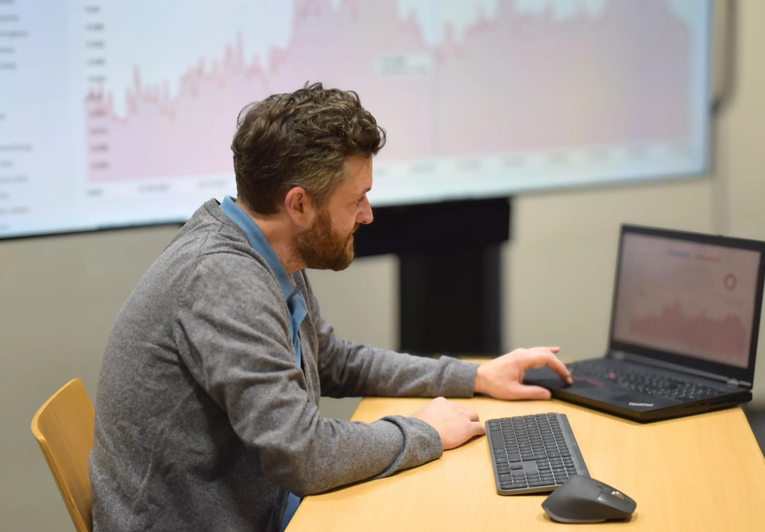 Eduard Klatt von der SEO Agentur für Maschinenbau, Ingenieurbüros und technische Dienstleister analysiert Google Sichtbarkeit